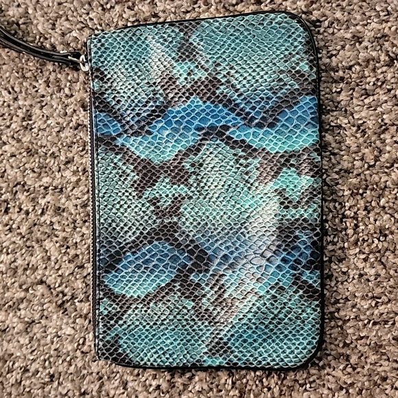 Express Wristlet - Picture 3 of 4